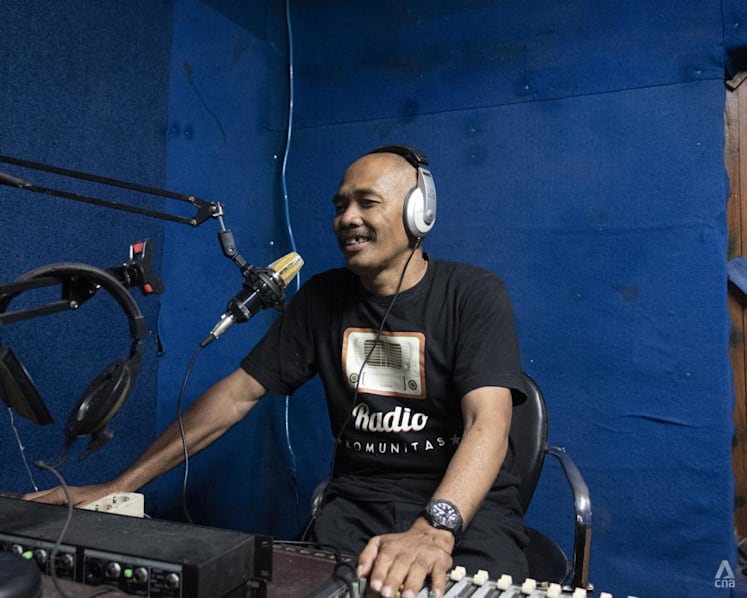 Batu membara dan awan panas: Radio komunitas sajikan informasi penting seputar Merapi