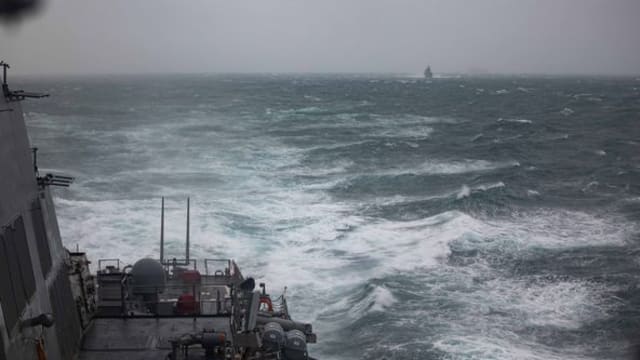 美国和加拿大军舰穿越台湾海峡