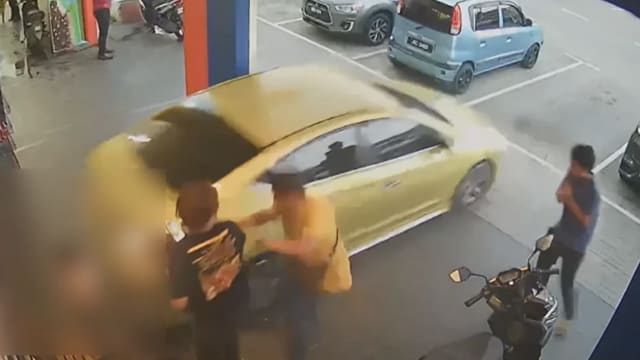车子倒退撞进店 马国五岁女童被撞个正着