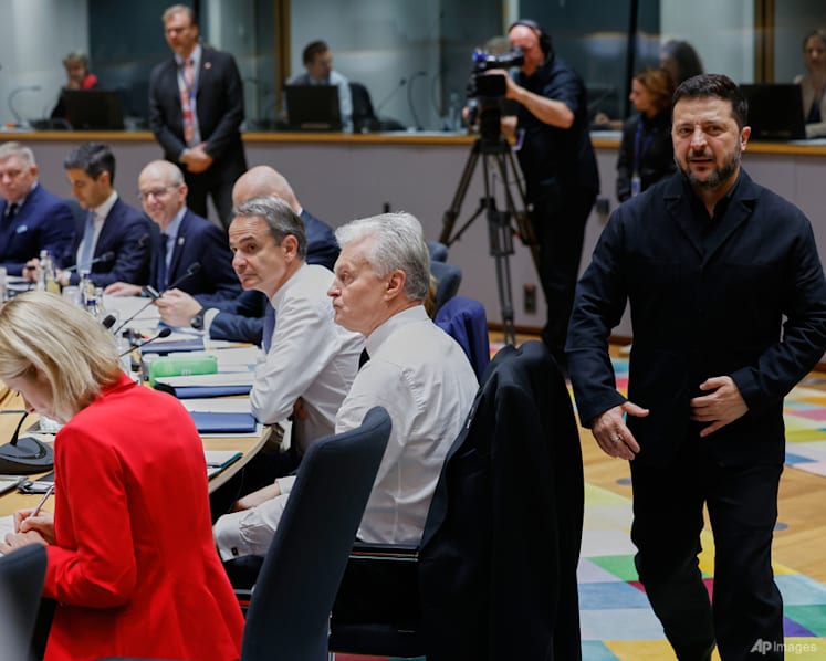 Zelenskyy speaks to US envoys amid Trump spat