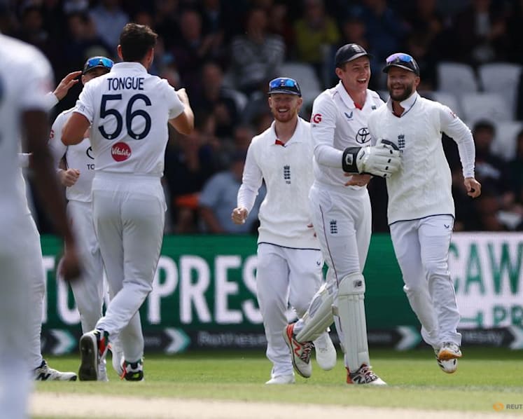 England rout Pakistan to go one up in test series