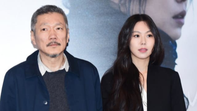 韩国影后金敏喜当小三产子！一家三口外出被拍，64岁名导洪常秀当爸喜悦藏不住