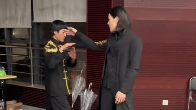 又是火爆脾气惹的祸？向佐被控扇李小龙模仿者巴掌