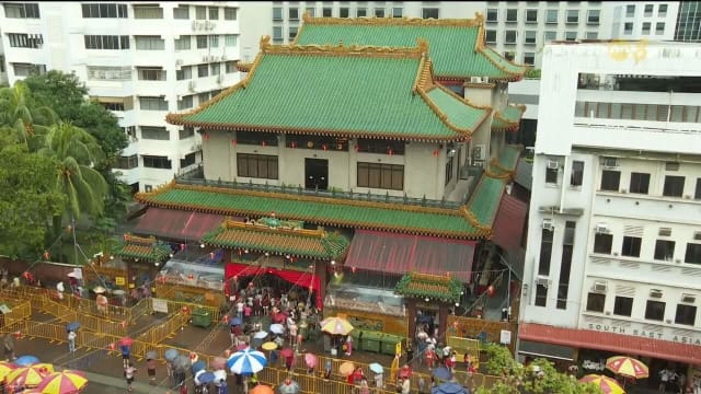 观音开库日信众冒雨祈福 庙宇香火鼎盛年轻人增多
