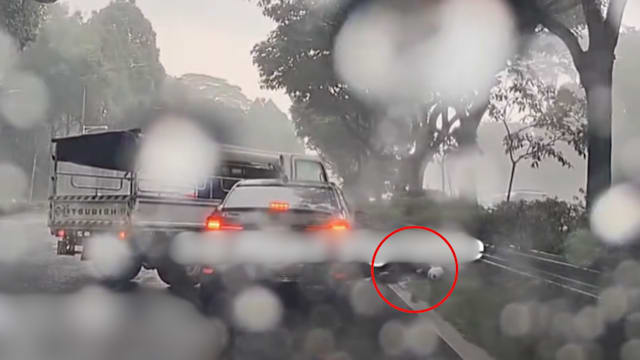 罗厘雨天失控闯多条车道 摩托和轿车被撞一人送院