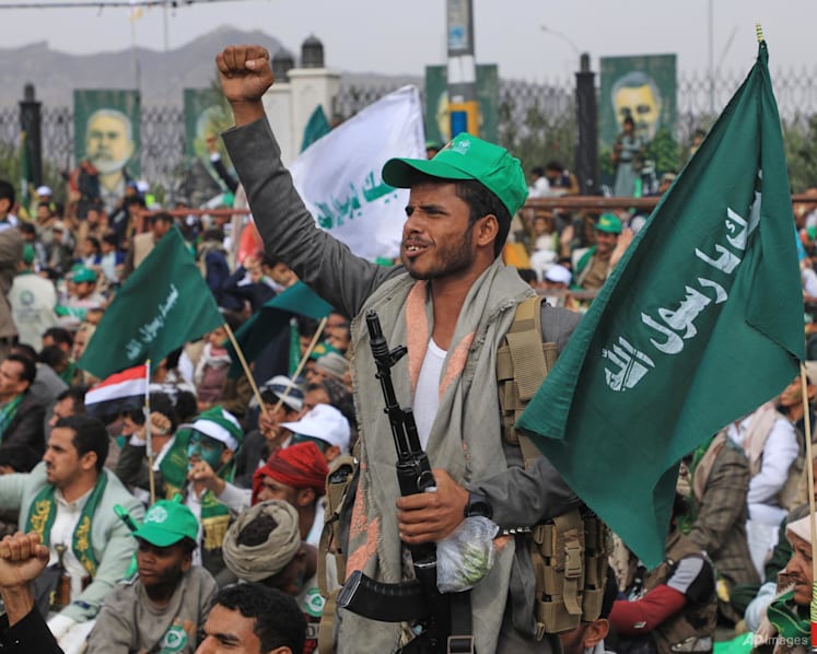 81 dead as Yemen's Houthis push towards key strait: Sources