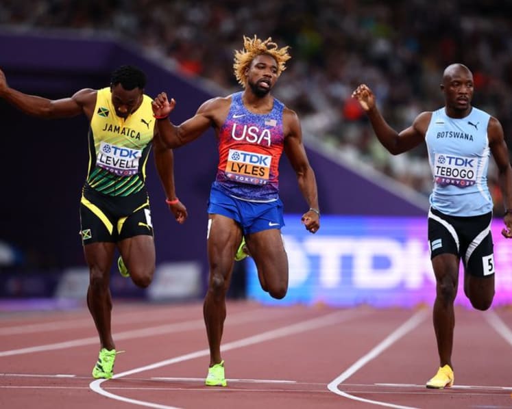 Lyles surges late to win fourth successive 200m gold