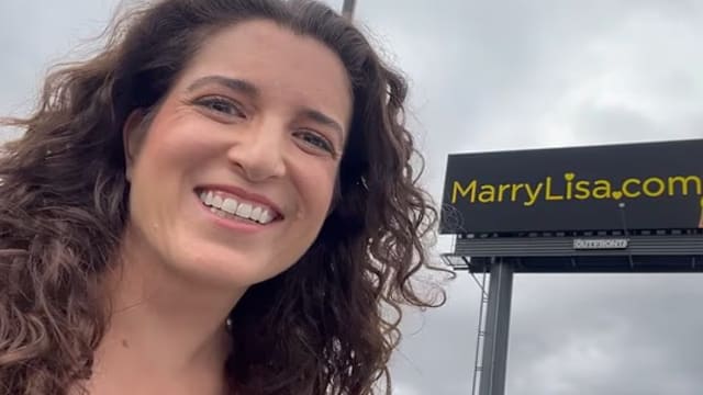 对交友软件失去信心 美国女子租广告牌征婚