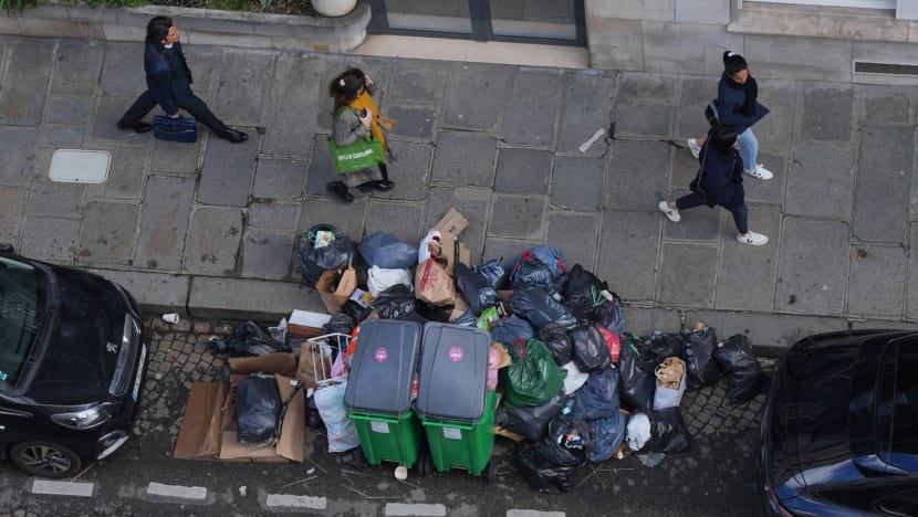 'கனவு நகரம் குப்பை நகரானது' - பாரிஸ் நடைபாதைகளில் குவிந்து கிடக்கும் குப்பை