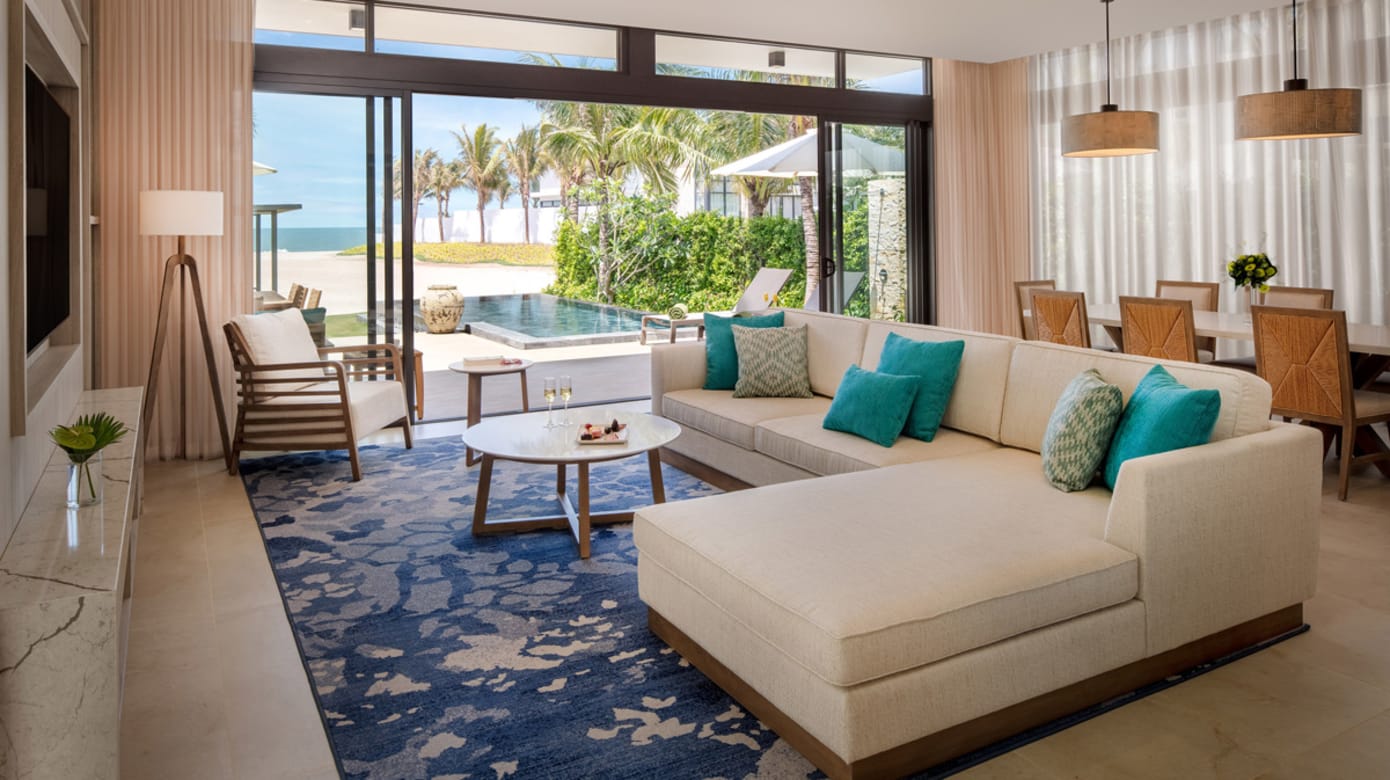 客厅空间宽敞，走出去就是自家泳池。（图：Meliá Ho Tram Beach Resort）