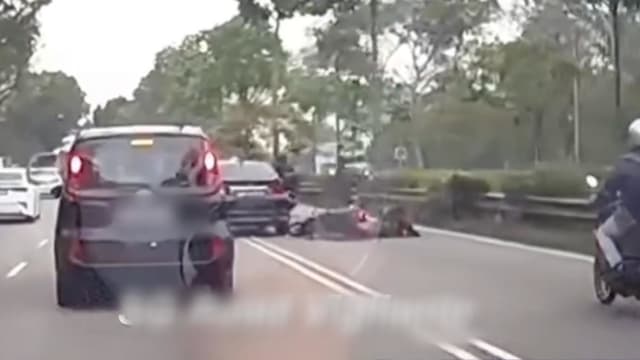 轿车双白线突然换车道 摩托车被撞倒