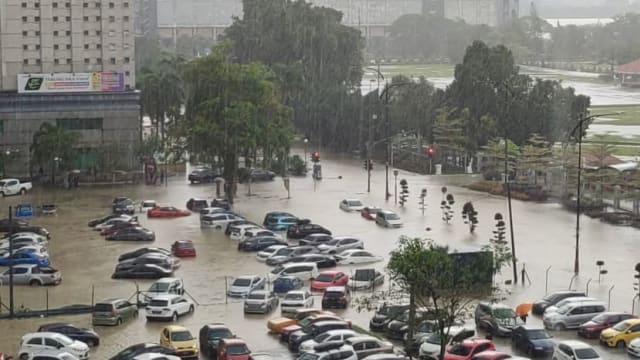 大雨加涨潮致突发性淹水 马国柔佛新山车子泡水中
