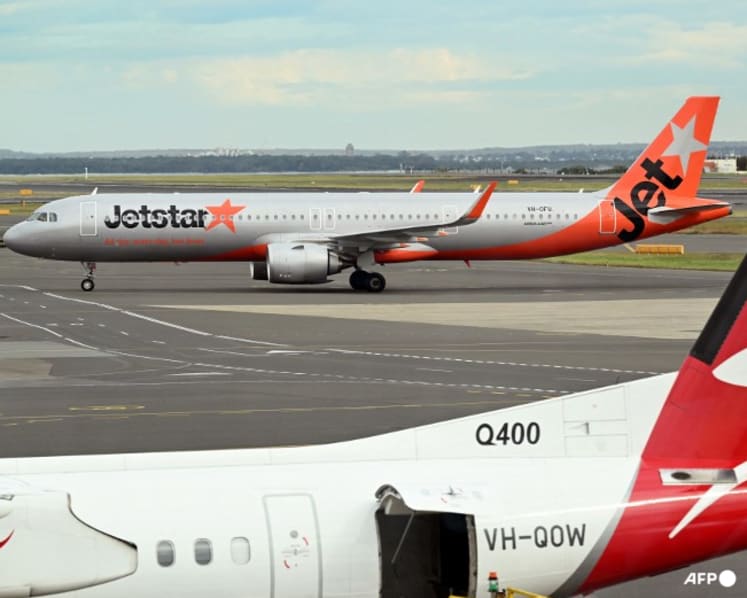 Jetstar to charge for carry-on bags in overhead lockers Jetstar to charge for carry-on bags in overhead lockers