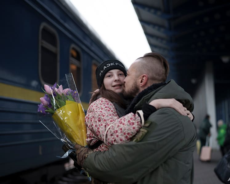 Despite war, some Ukrainian families reunite for New Year