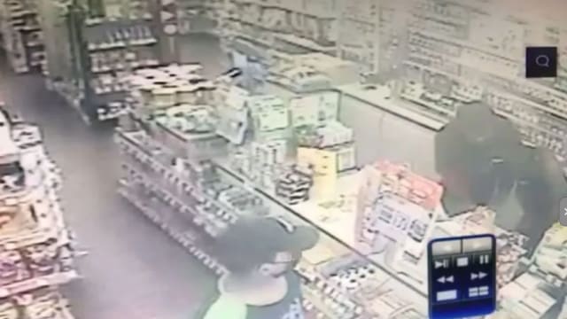 带12岁残障儿抢劫便利店 马国父亲落网