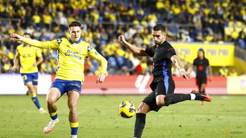Barcelona reclaim top spot with dour 2-0 win at Las Palmas