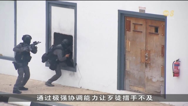 警方展示最新科技战术 让警犬配合无人机执行拯救任务