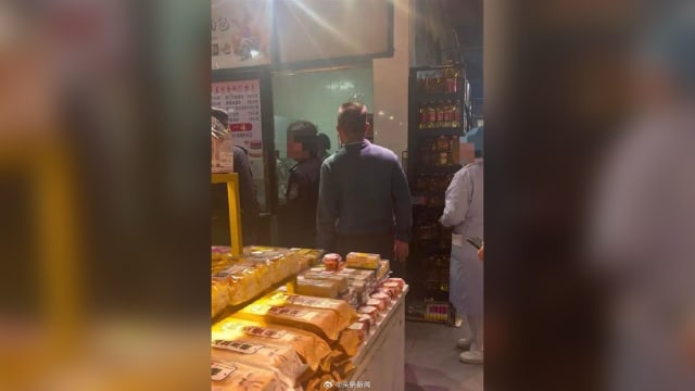 悲剧！幼童玩耍时掉进搅拌机 误触开关遭绞死