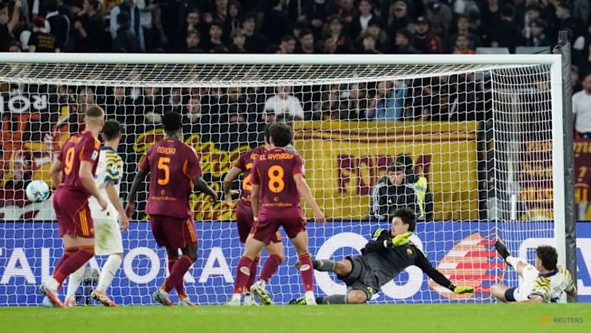 Roma beat Parma 2-1 to keep pace with leaders Napoli