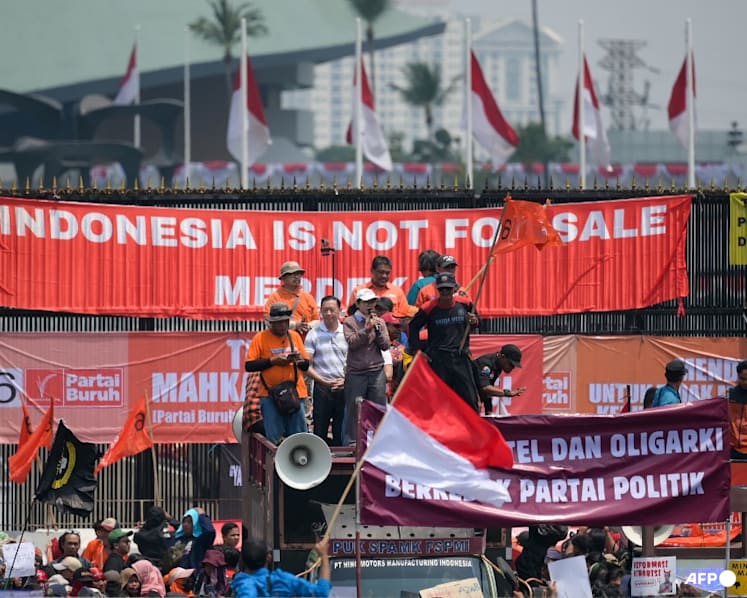 Thousands protest Indonesian parliament’s move to subvert court ruling, pave way for Jokowi’s son to contest in local elections
