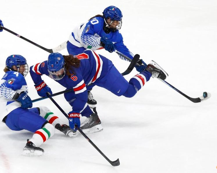 Ice hockey-US hit Italy for six to reach women's semi-finals