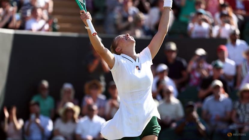 Anisimova sees off Kenin in all-American scrap to reach Wimbledon third round