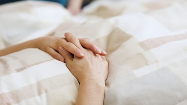 忧死后无人照顾女儿  日本母亲溺死残疾卧床儿