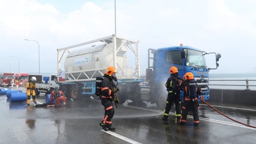 'Nahas' lori akibatkan tumpahan asid di Linkedua; 11 agensi S'pura, M'sia dikerah