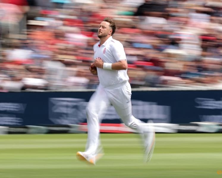 England's Robinson in doubt for second test due to knee injury