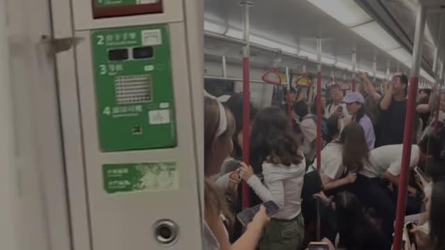 香港地铁多名女乘客跪地尖叫 网民：上演尸杀列车？