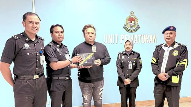 狮城夫妇遗失4700元现金 马国移民官物归原主