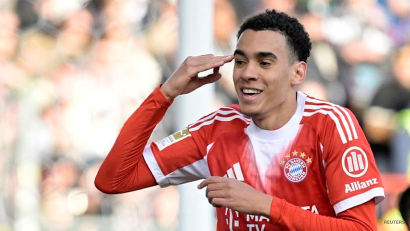 Five-star Bayern shatter league goal record to stretch lead at the top