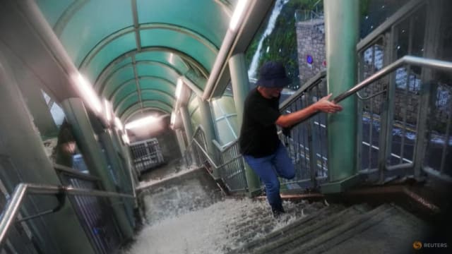 香港发布最高级别黑色暴雨预警 全市学校停课