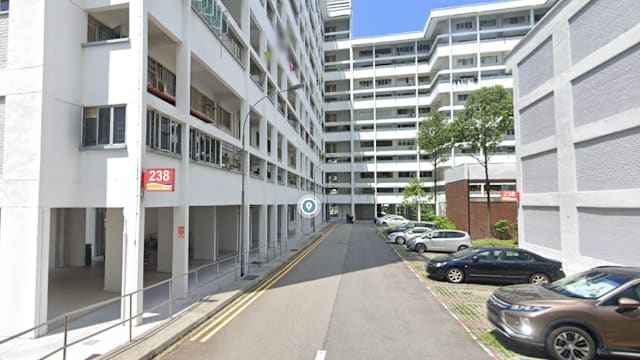 后港组屋凌晨失火 两人送院