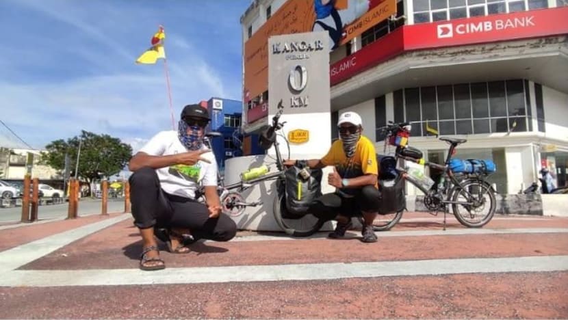 2 sahabat kayuh basikal lipat sejauh 850km dari Johor ke Perlis