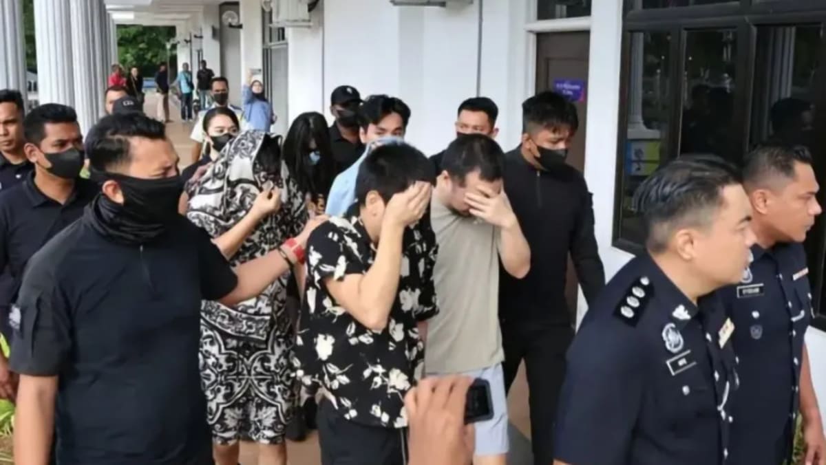 #中国人绑匪绑架新加坡人4中国籍男女涉嫌在#马来西亚槟城国际机场绑架72岁新加坡男子并索取100万新元（约330万令吉）赎金，中国籍男女（3男1女）在浮罗山背地庭被正式提控，面对控状，四人均表示不认罪