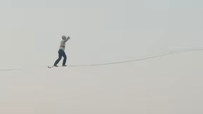 உயிரைப் பணயம் வைத்துப் பிறந்தநாள் கொண்டாடிய சாகச வீரர்