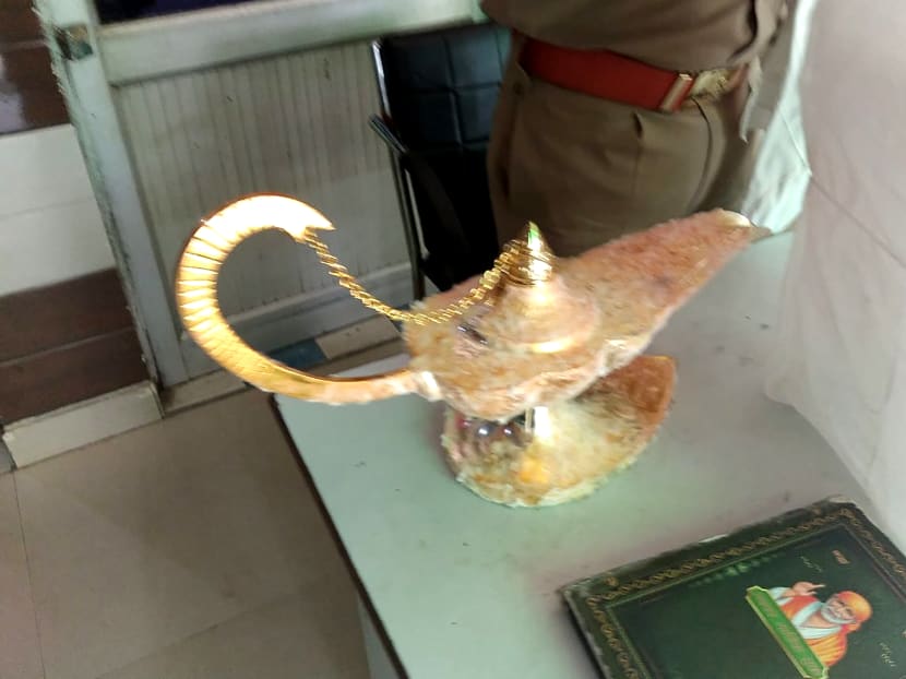The lamp was sold with the claim that it had magic powers as described in the popular folk tale "Aladdin's lamp". The lamp was sold with the claim that it had magic powers as described in the popular folk tale "Aladdin's lamp".