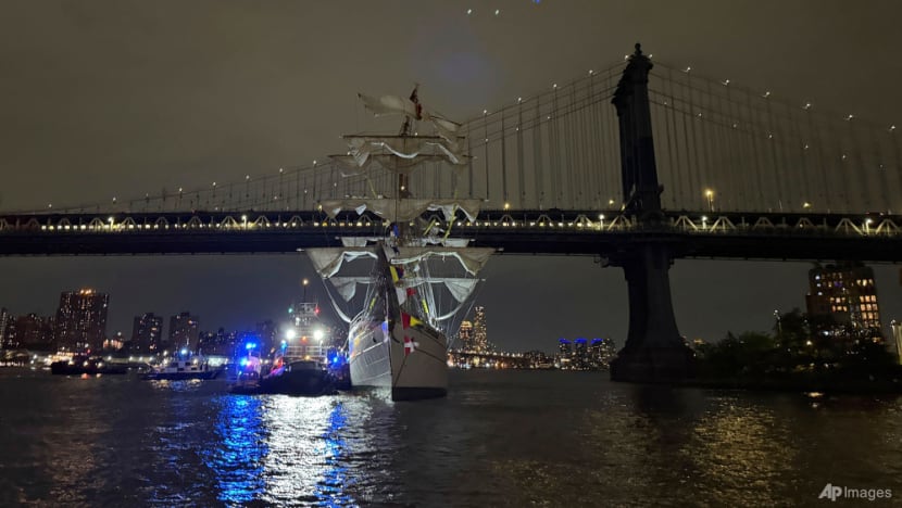 Two dead after Mexican navy training ship hits New York's Brooklyn Bridge Two dead after Mexican navy training ship hits New York's Brooklyn Bridge