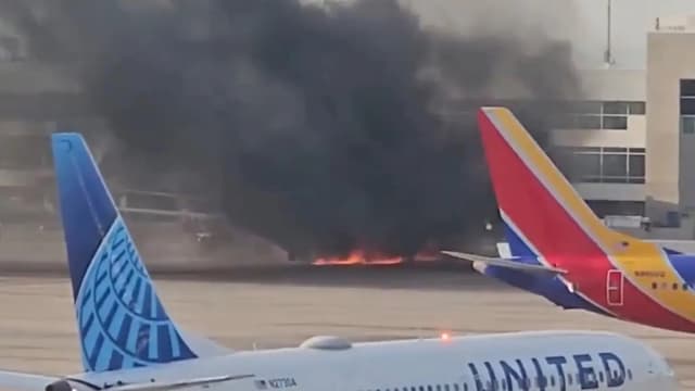 美国航空公司一客机降落时引擎着火 造成12人受伤