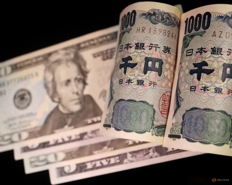 Dollar slips, yen reaches 40-year low