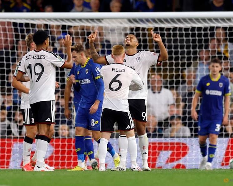 Chelsea and Fulham reach League Cup third round as Welbeck scores on debut