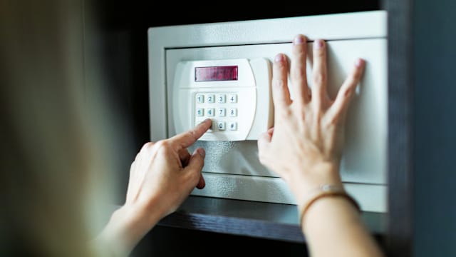 偷老雇主逾万元金饰寄回家 女佣被判监半年