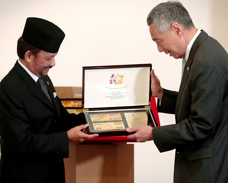 Commemorative notes launched to mark 50-year currency agreement