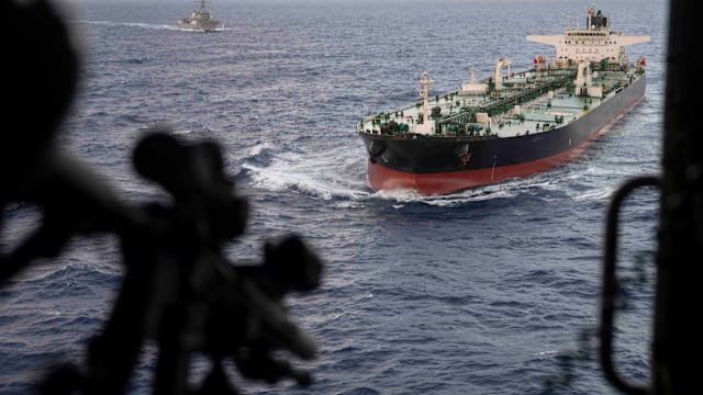 美军在印度洋拦截一艘被制裁油轮 并登船检查