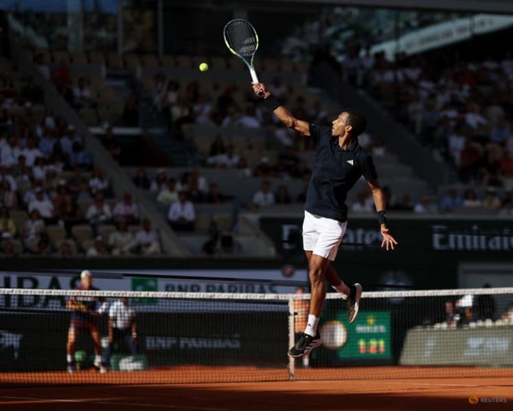 Auger-Aliassime swats aside Tabilo to reach French Open quarters