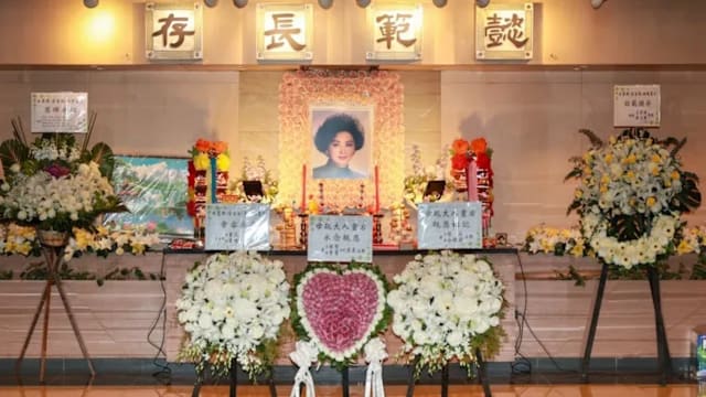 资深港星苗金凤灵堂设照片展，儿子忆母亲晚年安详
