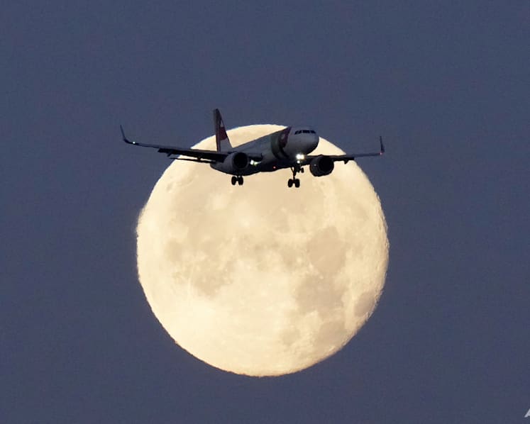 Global airlines race to fix Airbus jets; US reports little disruption