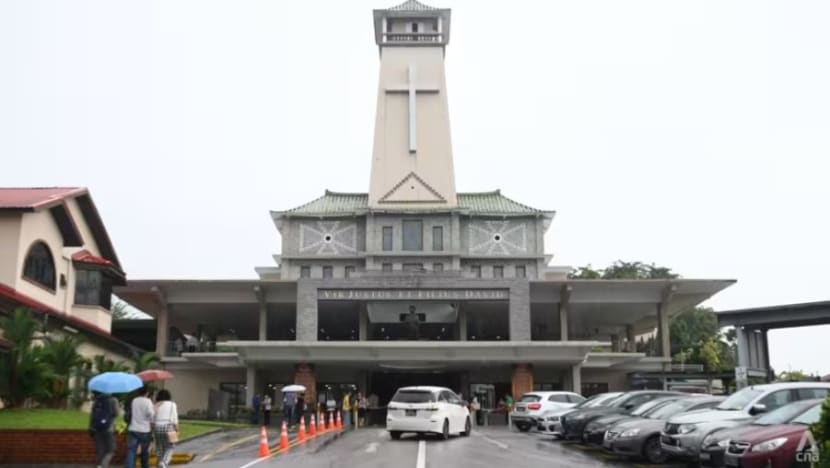 Insiden tikaman Gereja St Joseph: Paderi stabil susuli pembedahan; upacara diteruskan seperti biasa Insiden tikaman Gereja St Joseph: Paderi stabil susuli pembedahan; upacara diteruskan seperti biasa