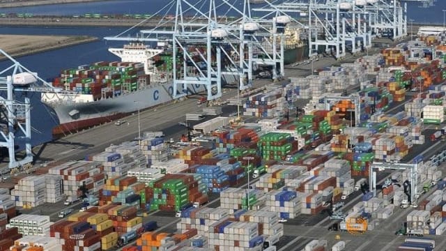 美国贸易赤字今年来首次缩小